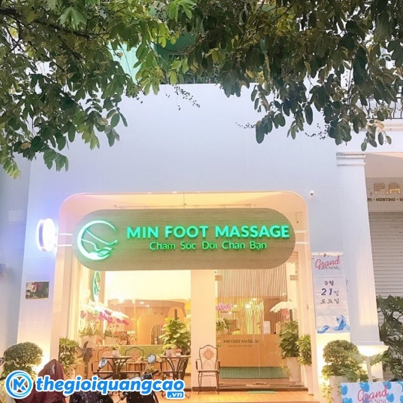 Mẫu bảng hiệu massage nền gỗ kết hợp chữ nổi mica gắn led