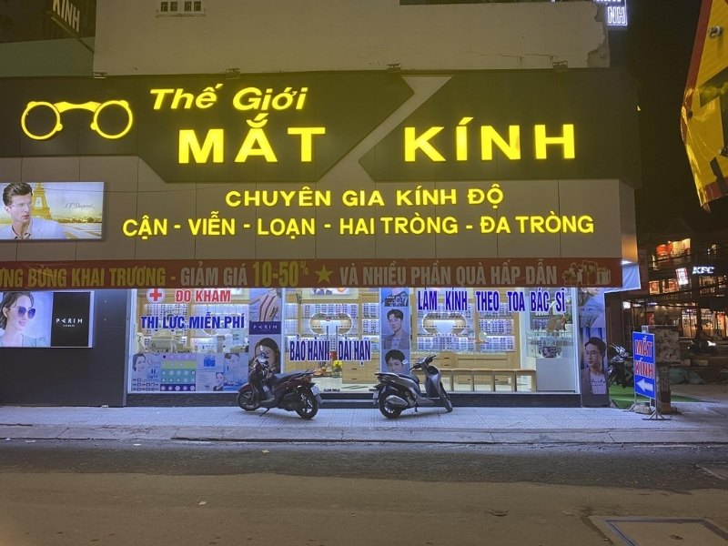 Mẫu bảng hiệu cửa h&agrave;ng thế giới mắt k&iacute;nh