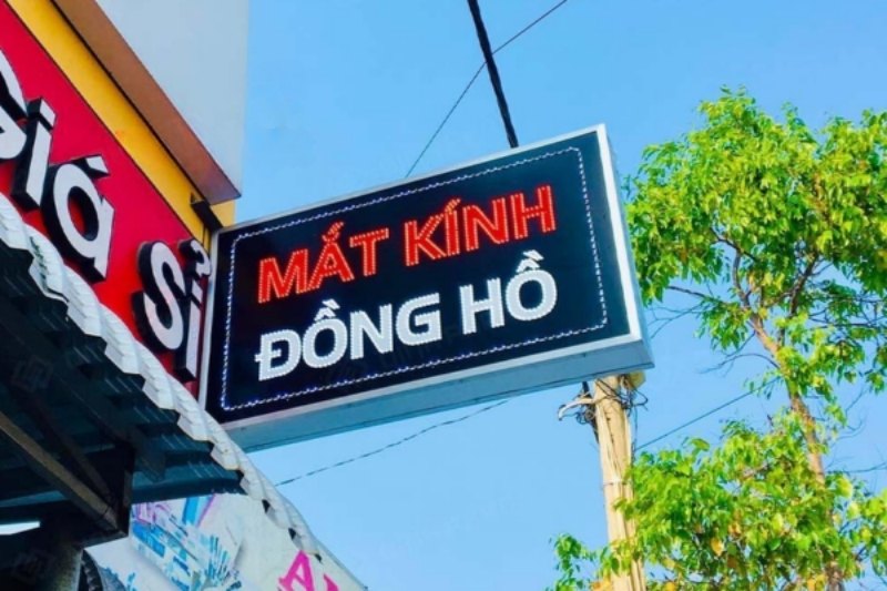 Biển vẫy hộp đ&egrave;n cho cửa h&agrave;ng mắt k&iacute;nh
