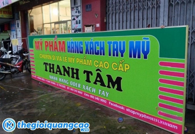 Bảng hiệu m&agrave;u xanh l&aacute; c&acirc;y chất liệu bạt hiflex