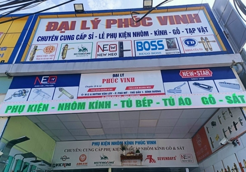 Mẫu bảng hiệu đại l&yacute; cửa h&agrave;ng nh&ocirc;m k&iacute;nh