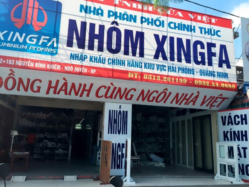 Mẫu bảng hiệu nh&ocirc;m k&iacute;nh chất liệu bạt hiflex