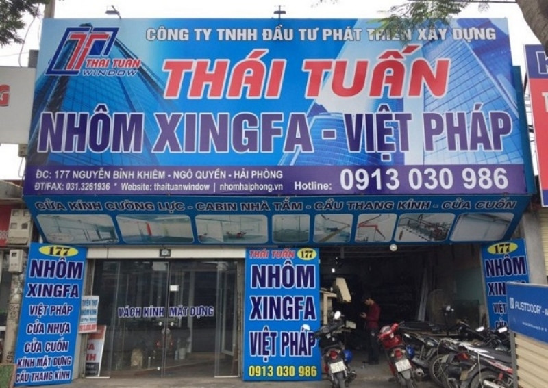 Thi c&ocirc;ng bảng hiệu quảng c&aacute;o nh&ocirc;m k&iacute;nh