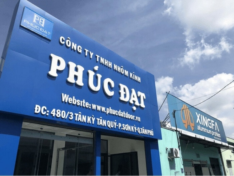 Bảng hiệu nh&ocirc;m k&iacute;nh mặt dựng Alu kết hợp chữ n&ocirc;i Mica