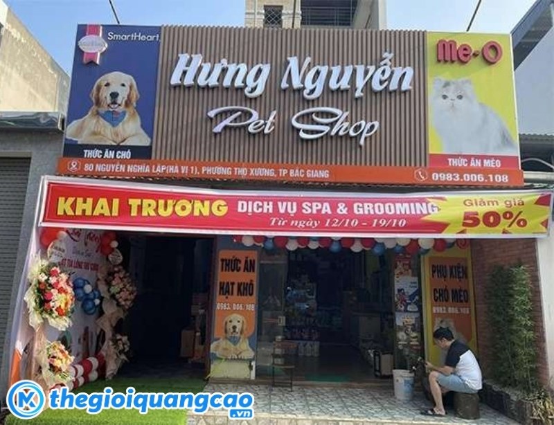 Bảng hiệu Pet Shop nền gỗ chữ nổi mica