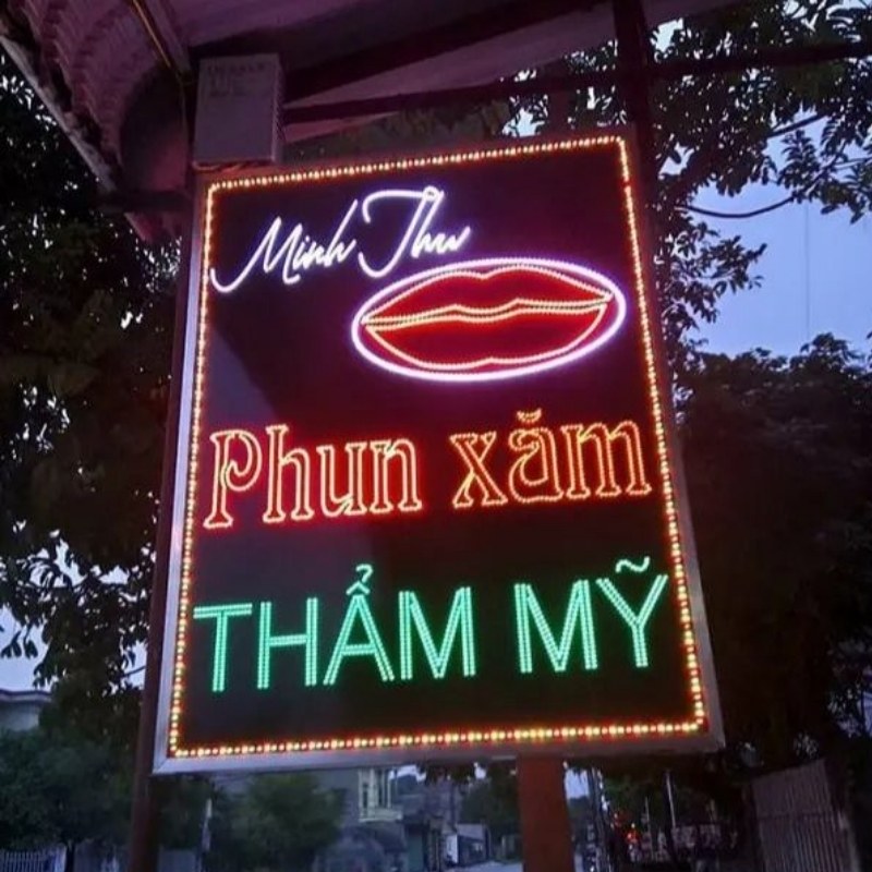 Biển vẫy hộp đ&egrave;n tiệm phun xăm thẩm mỹ