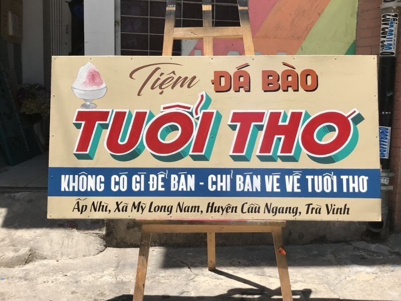 Thi c&ocirc;ng bảng hiệu s&agrave;i g&ograve;n xưa