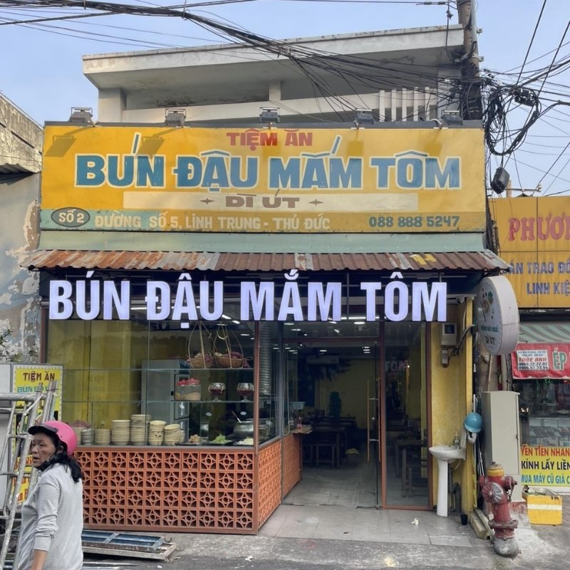 Bảng hiệu xưa nền t&ocirc;n