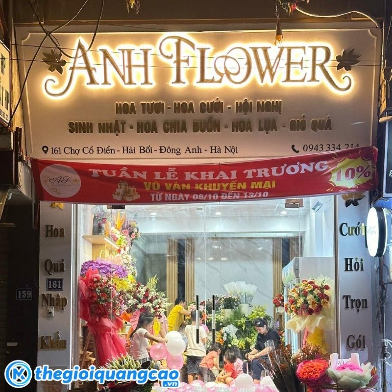 Mẫu bảng hiệu shop hoa Anh Flower gắn Led n&ocirc;i bật ban đ&ecirc;m