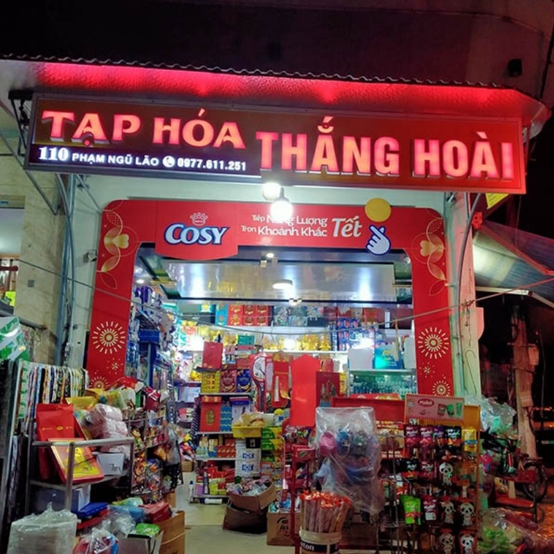 Mẫu bảng hiệu tạp h&oacute;a Thắng Ho&agrave;i chữ nổi gắn LED