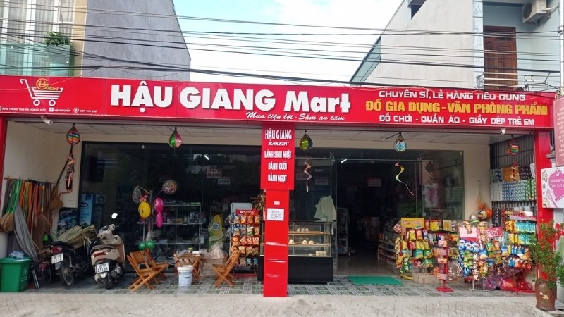 Bảng hiệu cửa h&agrave;ng tạp h&oacute;a mặt dựng alu chữ nổi mica