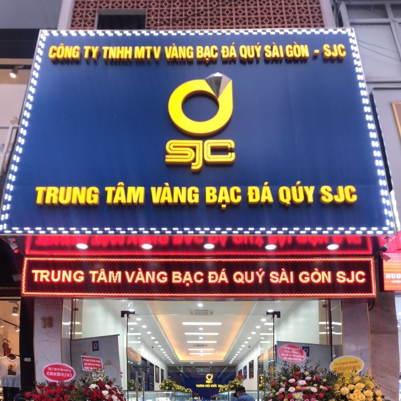 Mẫu bảng hiệu trung t&acirc;m v&agrave;ng bạc đ&aacute; qu&yacute; SJC
