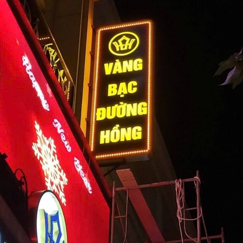 Biển vẫy cửa h&agrave;ng v&agrave;ng bạc Đường Hồng