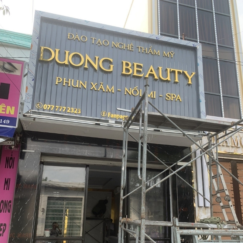 Mẫu bảng hiệu t&ocirc;n s&oacute;ng chữ nổi inox tiệm phun xăm thẩm mỹ