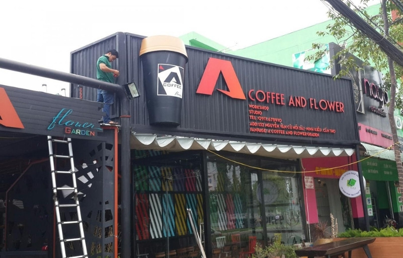 Mẫu bảng hiệu t&ocirc;n s&oacute;ng chữ nổi mica cho qu&aacute;n cafe