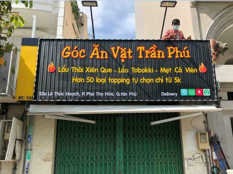 Mẫu bảng hiệu nền t&ocirc;n s&oacute;ng qu&aacute;n ăn vặt
