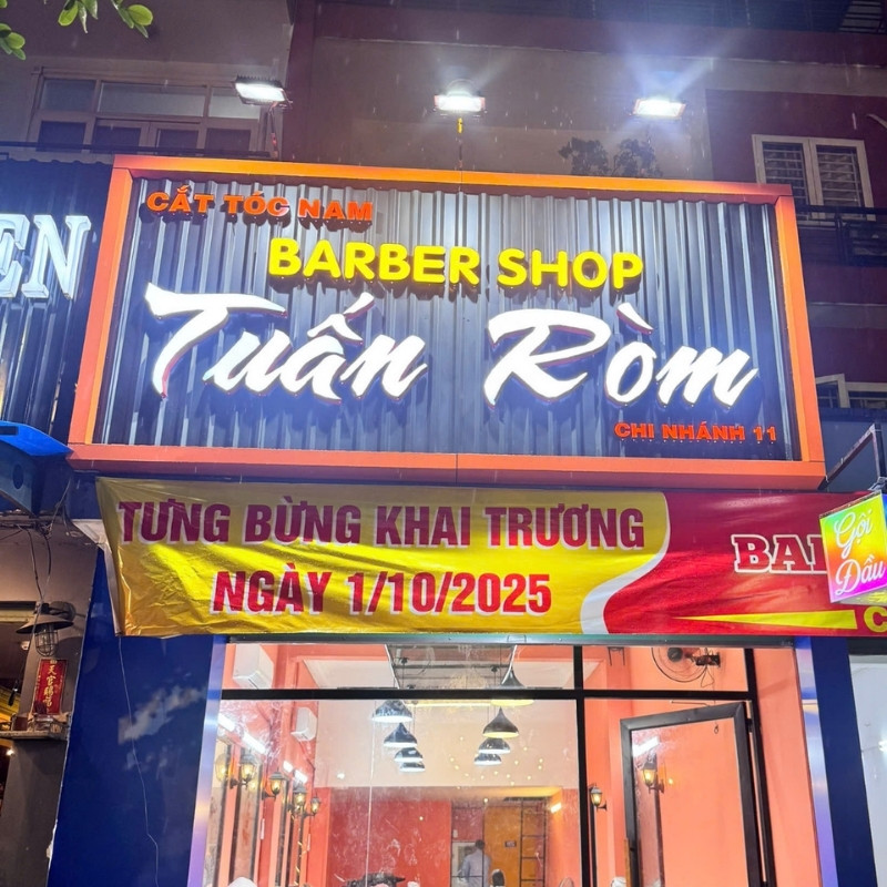 Mẫu bảng hiệu t&ocirc;n s&oacute;ng tiệm cắt t&oacute;c nam Tuấn R&ograve;m