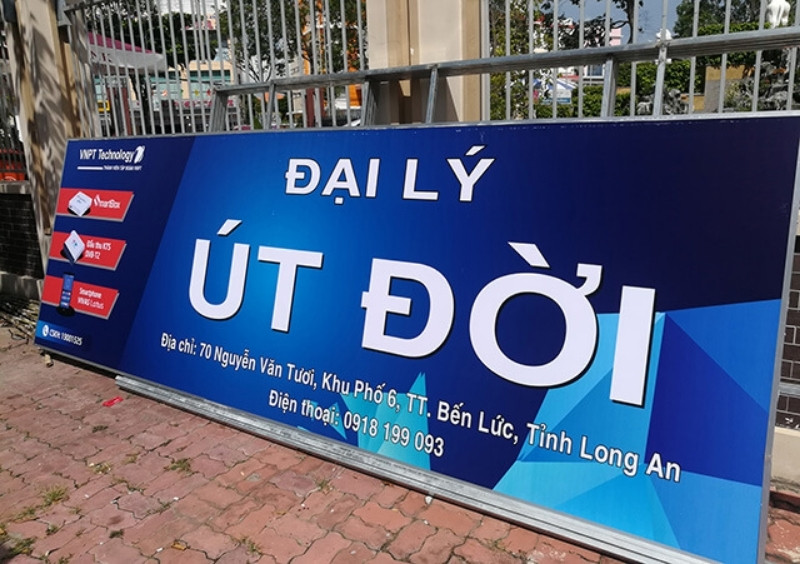 Bảng hiệu nền t&ocirc;n d&aacute;n decal