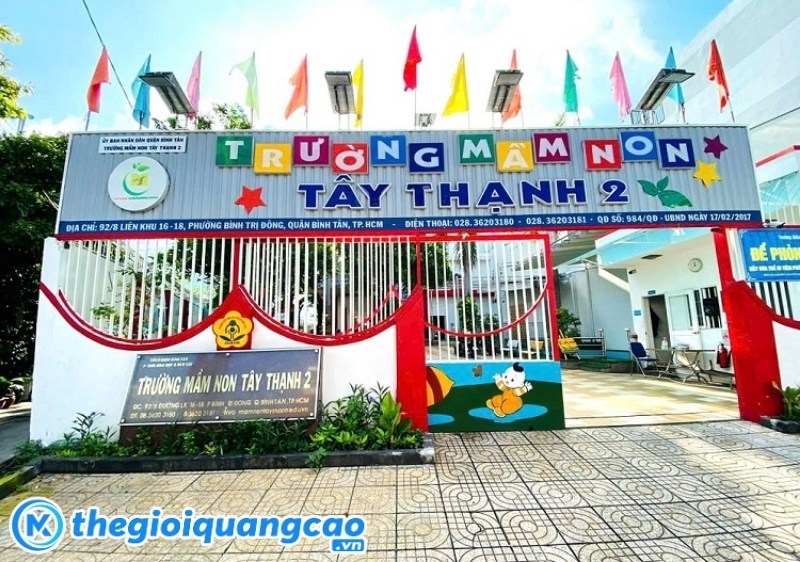 Mẫu bảng hiệu trường mầm non T&acirc;y Thạnh 2 nền t&ocirc;n s&oacute;ng kết hợp chữ nổi Mica