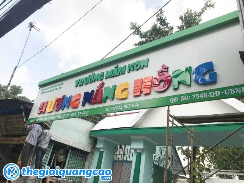 Bảng hiệu trường mầm non mặt dựng Alu chữ nổi Mica