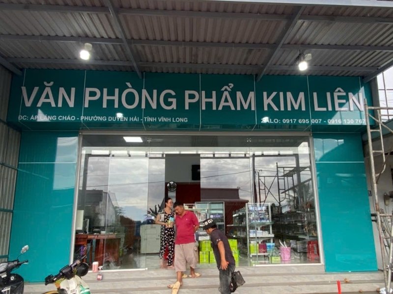 Mẫu bảng hiệu văn ph&ograve;ng phẩm chữ nổi mica