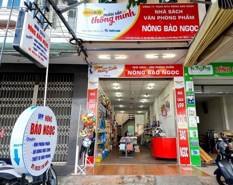 Bảng hiệu văn ph&ograve;ng phẩm t&ocirc;ng s&oacute;ng d&aacute;n decal