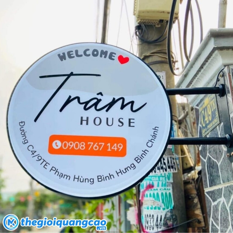 Thi c&ocirc;ng biển vẫy hộp đ&egrave;n mica h&uacute;t nổi