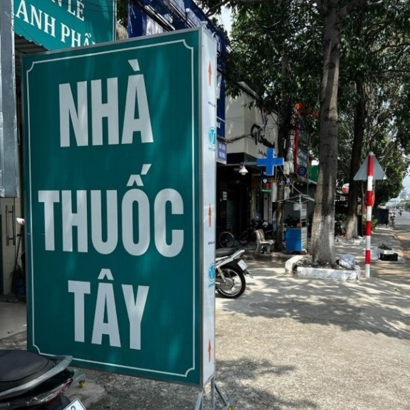Biển vẫy đứng nh&agrave; thuốc t&acirc;y