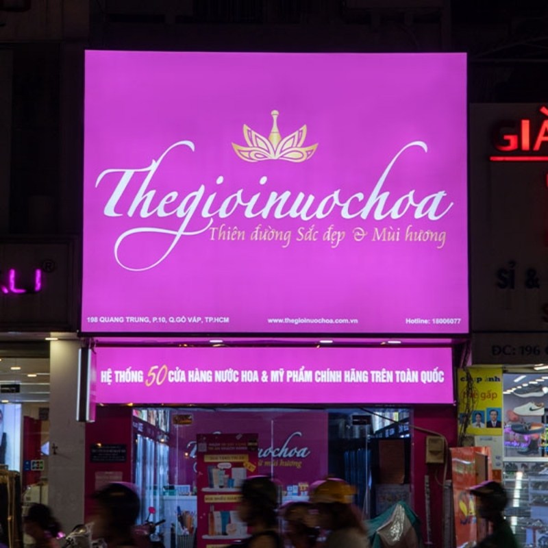 Mẫu hộp đ&egrave;n bạt 3M cho của h&agrave;ng thế giới nước hoa