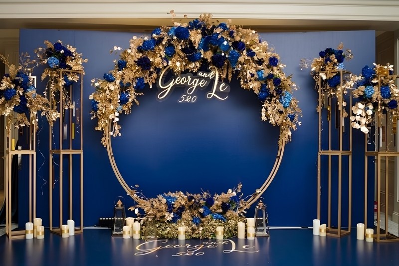 Mẫu backdrop đ&aacute;m cuới sang trọng