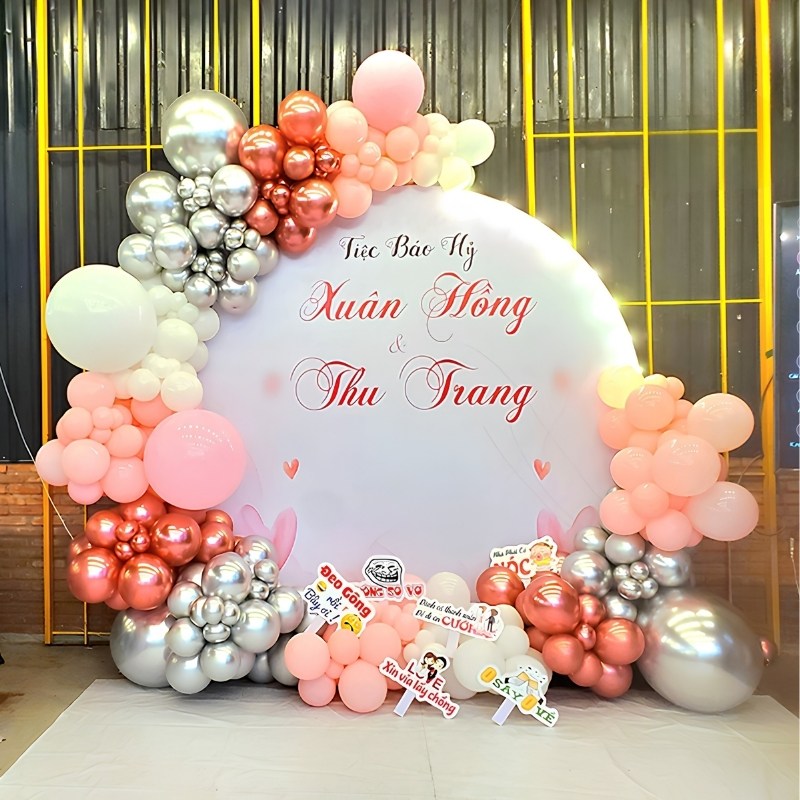 Mẫu backdrop đ&aacute;m cưới in bạt hiflex kết hợp trang tr&iacute; bong b&oacute;ng