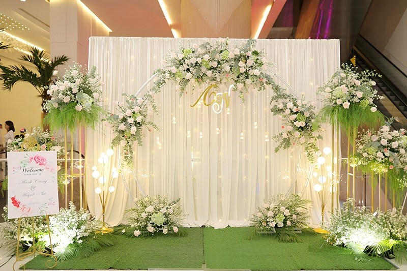 Mẫu backdrop đ&aacute;m cưới vải lụa