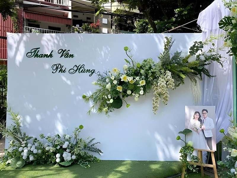 Thi c&ocirc;ng backdrop đ&aacute;m cưới gi&aacute; rẻ trọn g&oacute;i TPHCM