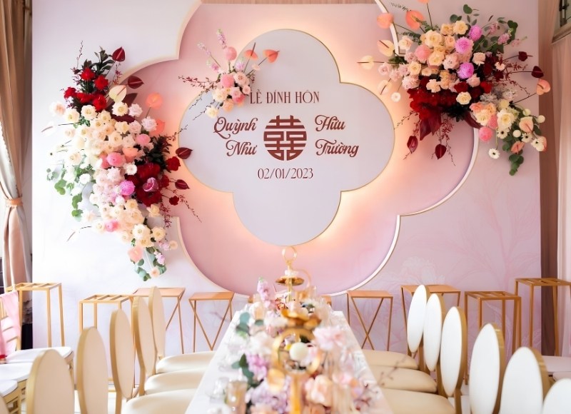 Mẫu backdrop trang tr&iacute; lễ gia ti&ecirc;n
