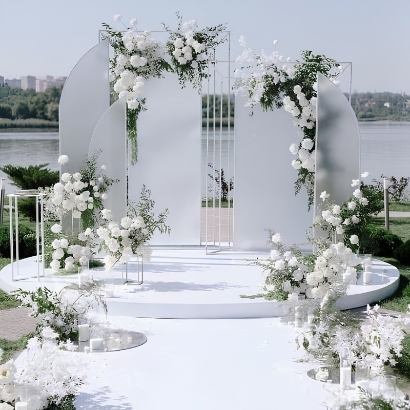 Mẫu backdrop đ&aacute;m cưới s&acirc;n khấu ch&iacute;nh lễ đường