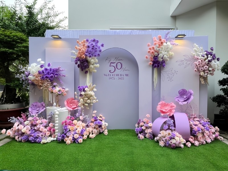Thiết kế backdrop đ&aacute;m cưới theo y&ecirc;u cầu