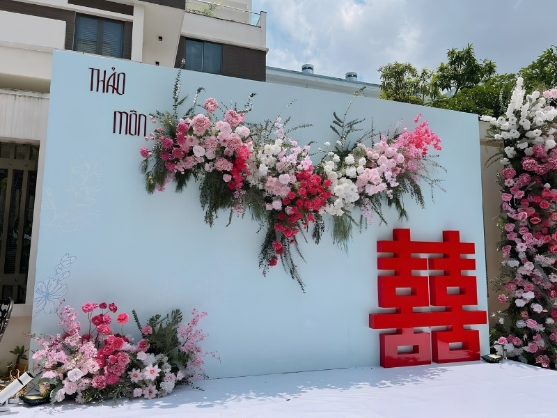 M&agrave;u sắc phong thủy backdrop đ&aacute;m cưới