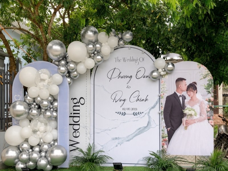 Thi c&ocirc;ng backdrop đ&aacute;m cưới ngo&agrave;i trời