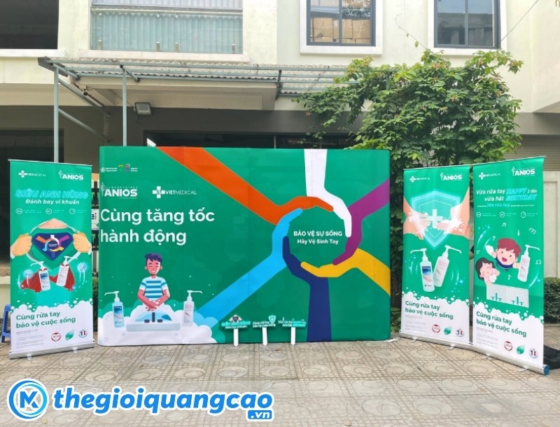 Mẫu khung backdrop di động kết hợp standee