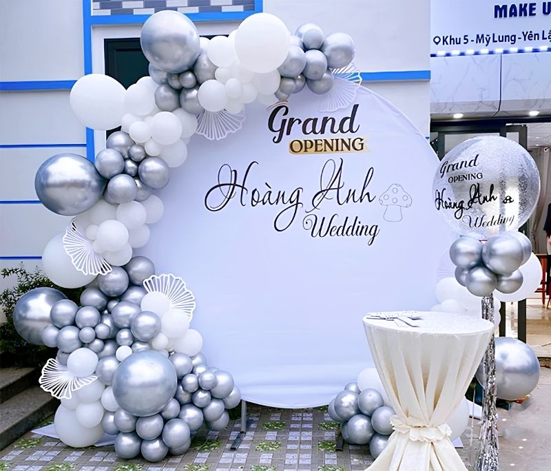 Mẫu backdrop grand opening cửa h&agrave;ng &aacute;o cưới Ho&agrave;ng Anh