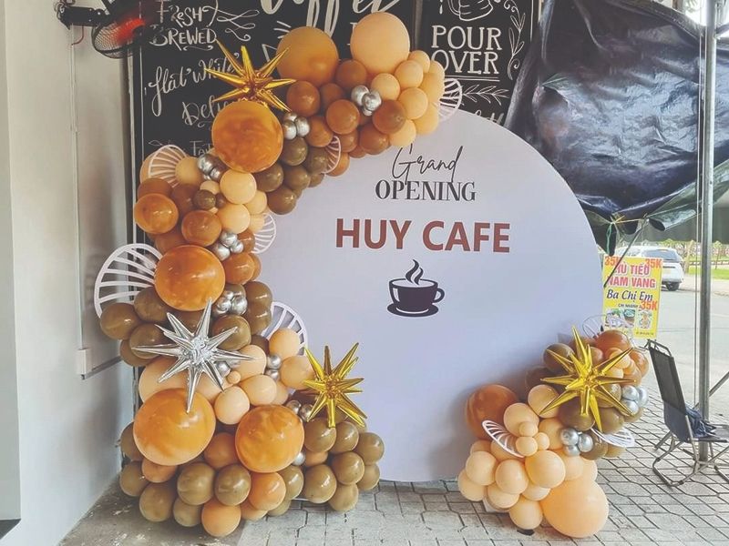 Mẫu backdrop grand opening qu&aacute;n cafe