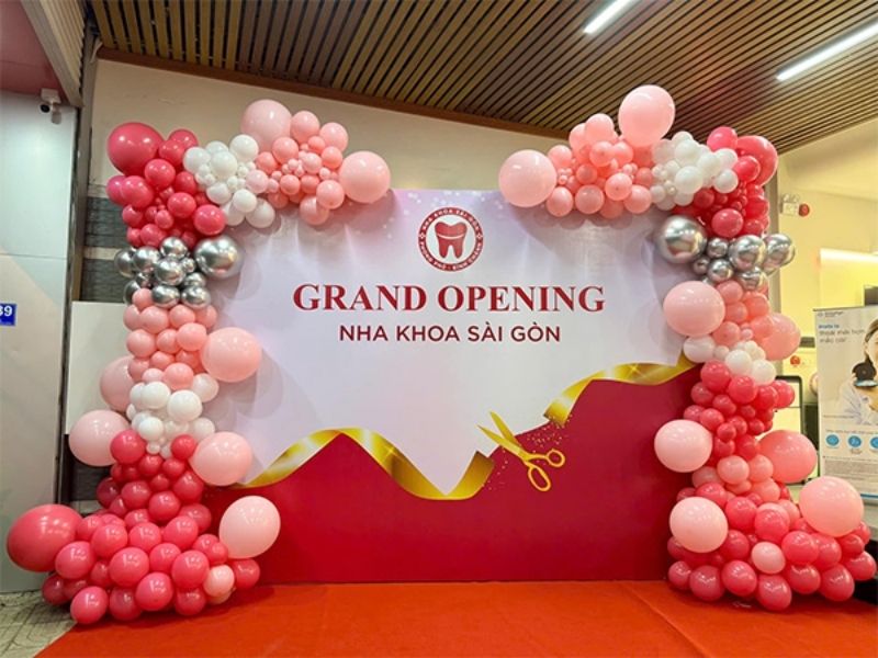 Mẫu backdrop grand opening ph&ograve;ng kh&aacute;m nha khoa s&agrave;i g&ograve;n