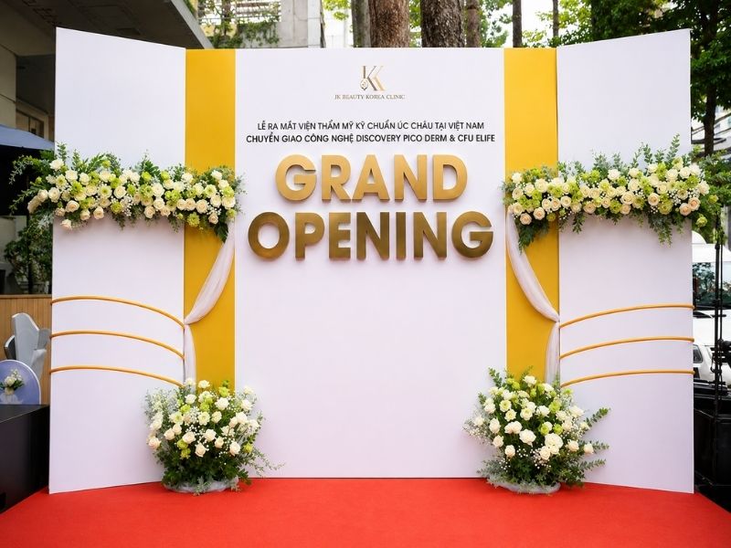Backdrop opening kết hợp hoa tươi l&agrave;m nổi bật