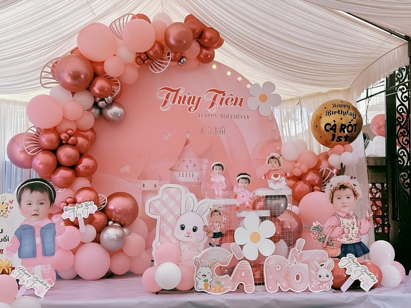 Mẫu backdrop sinh nhật bé giá tone hồng