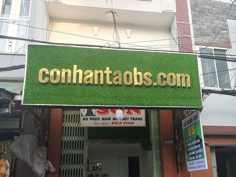 Mẫu bảng hiệu cỏ nh&acirc;n tạo đẹp chữ nổi inox v&agrave;ng gương