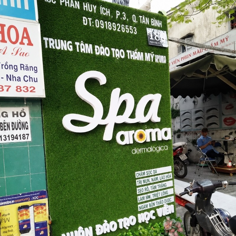 Mẫu bảng hiệu spa cỏ nh&acirc;n tạo
