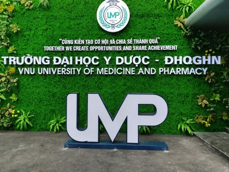Mẫu bảng hiệu cỏ nh&acirc;n tạo trường đại học y dược