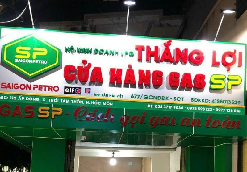 Bảng hiệu cửa h&agrave;ng gas mặt dựng alu chữ nổi mica
