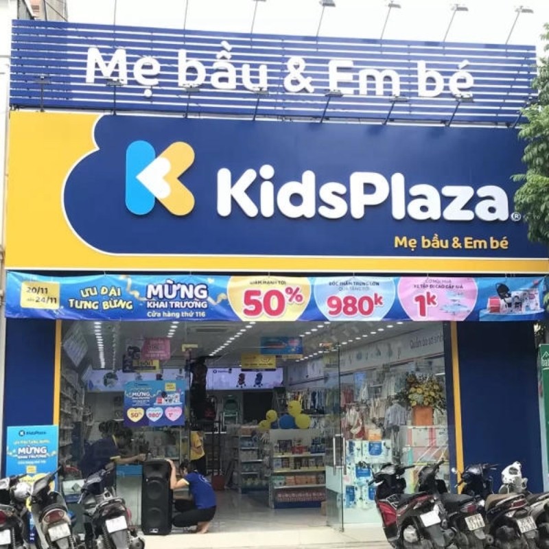 Bảng hiệu cửa h&agrave;ng sữa KidsPlaza