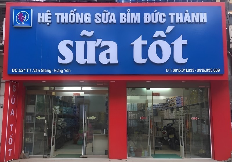 Mẫu bảng hiệu cửa h&agrave;ng sữa bỉm đức th&agrave;nh